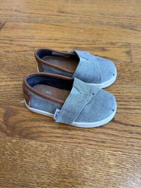Toms Kids Slip-On Sneakers in Gray with Brown Trim